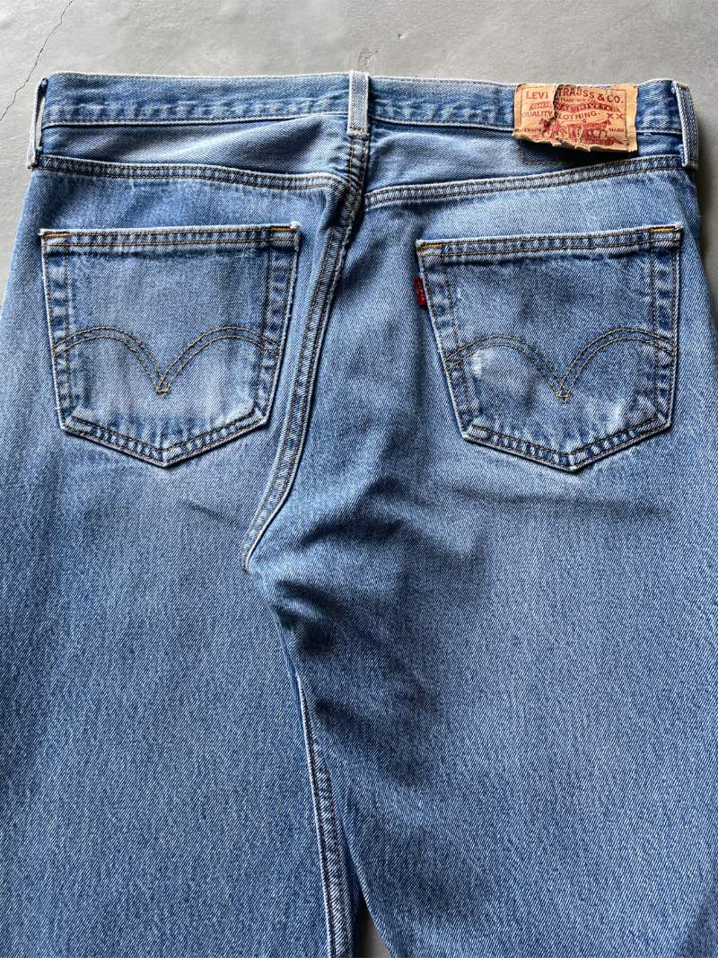 Sun Faded/Distressed Levi's 501 Denim Jeans - 00s - 33" x 31"